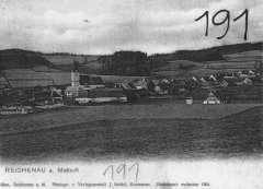 dobová pohlednice vsi s kostelem