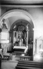 starší foto interiéru kostela - presbytář