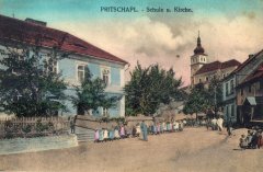 dobová pohlednice vsi s kostelem