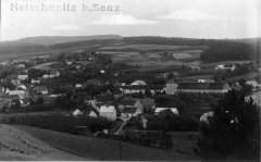dobová pohlednice vsi s kostelem (zcela vlevo)