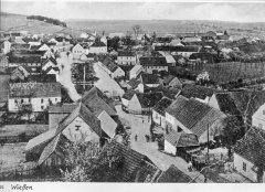 celkový pohled na ves s kostelem