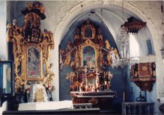 pohled do interiéru - hlavní oltář a boční oltář Panny Marie