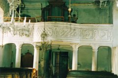 pohled do interiéru - empora s varhanami