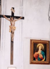 krucifix vedle bočního oltáře Panny Marie