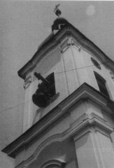 zavěšování zvonu na věž