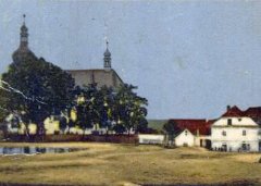 dobová pohlednice vsi s kostelem - výřez