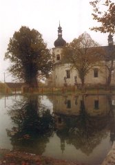 návesní rybník s kostelem