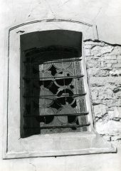 poškozené okno