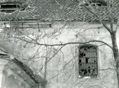 poškozené okno
