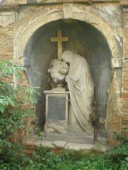 pomník od Ferdinanda Pischelta ve výklenku je z roku 1836