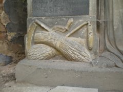 detail výzdoby - předměty symbolizující povolání zemřelého