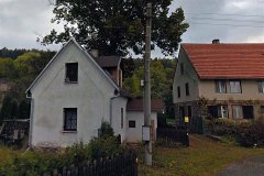 bývalá kaple (vlevo) v roce 1996 byla přestavěna na chatu