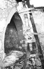 vyhořelá loď kostela