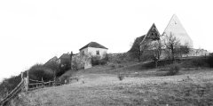 vyhořelý kostel a márnice