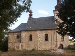 pohled zleva - nová střecha presbytáře