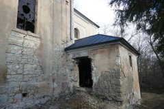 pohled na přístavek u pravé stěny