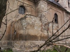 poškozená levá zadní část
