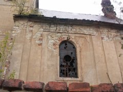 detail poškozené pravé stěny
