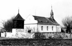 starší foto kostela se zvonicí