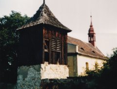 starší foto kostela a zvonice