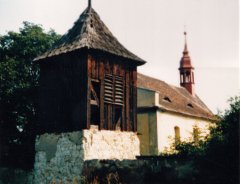 starší foto zvonice a kostela