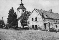 kostel s přilehlým statkem