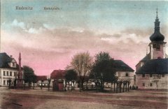 dobová pohlednice vsi s kostelem