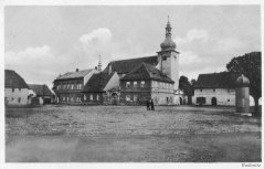 dobová pohlednice náměstí s kostelem