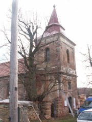 pohled na kostel zepředu zleva s částí opravené ohradní zdi