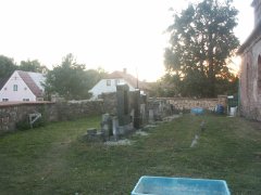 opravená ohradní zeď okolo kostela