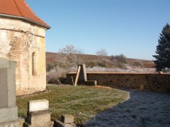 část opravené ohradní zdi okolo kostela