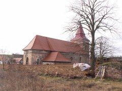 pohled na kostel zezadu zleva s částí opravené ohradní zdi