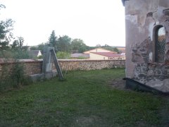 opravená ohradní zeď okolo kostela