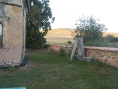 opravená ohradní zeď okolo kostela