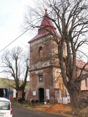 pohled na kostel zepředu zprava s částí opravené ohradní zdi