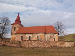 pohled na kostel zprava s částí opravené ohradní zdi