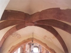 pohled do interiéru - klenba presbytáře