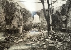 vnitřná prostory poškozeného kostela
