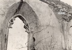 okno zpustošeného kostela