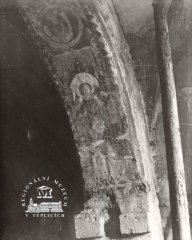 historické foto interiéru kostela - výzdoba nosných sloupů klenby
