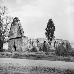 kostel před srovnáním průčelí