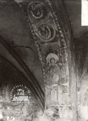 historické foto interiéru kostela - výzdoba nosných sloupů klenby