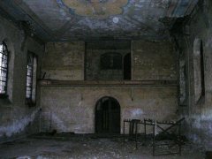 zdevastovaný interiér kostela
