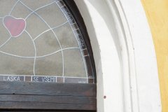 detail vitráže nad vchodem
