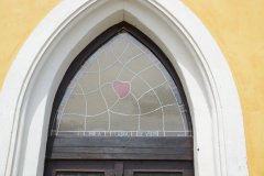 detail vitráže nad vchodem