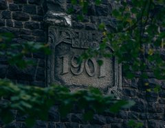 detail fasády s datem výstavby