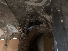 poškozená klenba