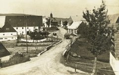 historické foto vsi Fláje s kostelem (v pozadí)