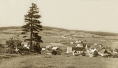 historické foto vsi Fláje s kostelem (vpravo od hřbitova)