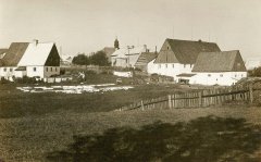 historické foto vsi Fláje s kostelem (v pozadí)